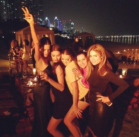 Khloe Kardashian bawi się z siostrami Hilton (FOTO)