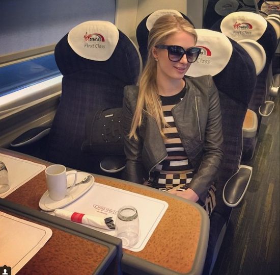 Paris Hilton przeżywa jazdę pociągiem