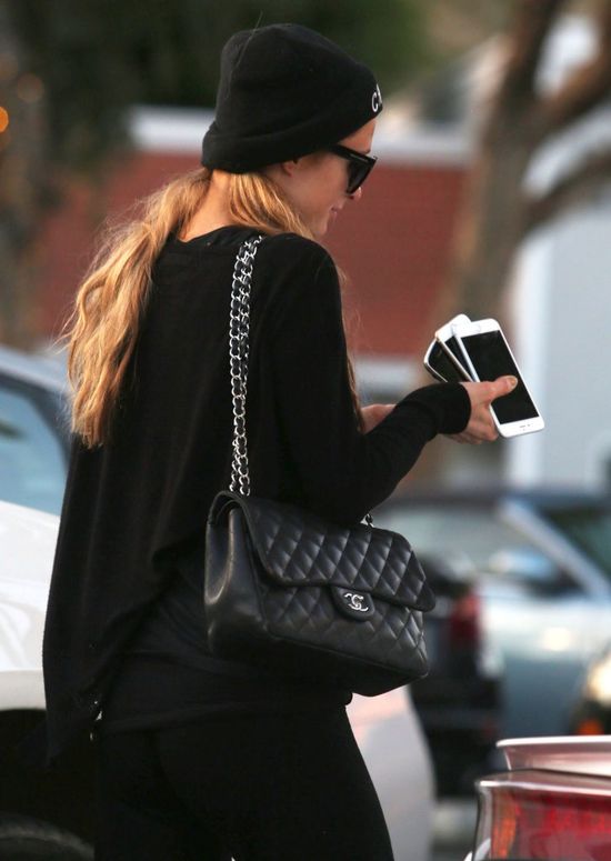 Dla niej dwa telefony to za mało (FOTO)