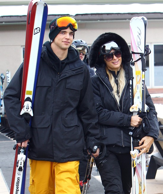 Na stoku Paris Hilton szaleje, a jej chłopak zalicza upadki