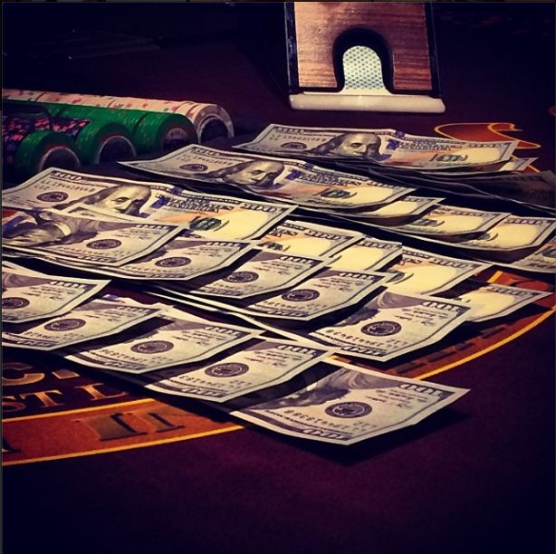 Paris Hitlon chwali się kasą (FOTO)