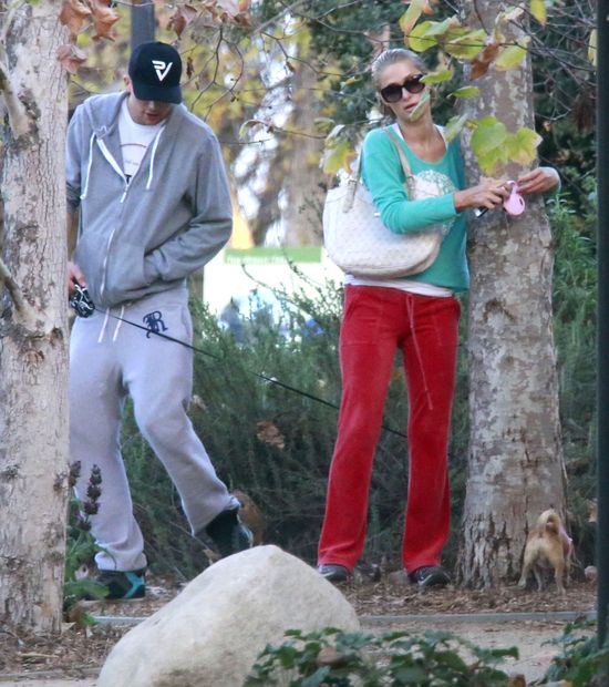 Ma 32 lata a ubiera się jak słodka 16-stka (FOTO)