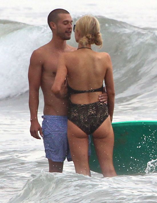 Paris Hilton przyłapana z tajemniczym przystojniakiem (FOTO)