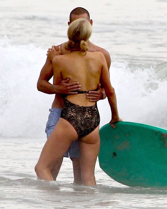 Paris Hilton przyłapana z tajemniczym przystojniakiem (FOTO) Paris Hilton przyłapana z tajemniczym przystojniakiem (FOTO)