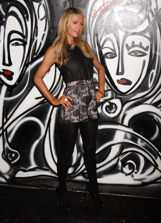 Paris Hilton świeci sutkami na salonach (FOTO)