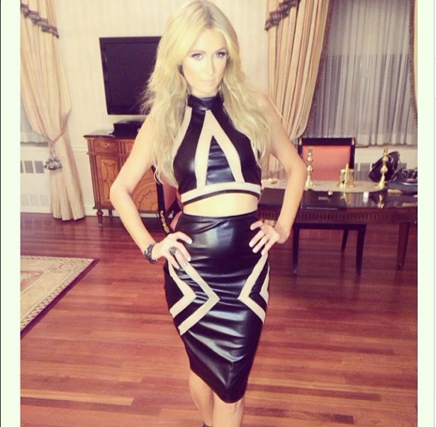 Paris Hitlon chwali się kasą (FOTO)