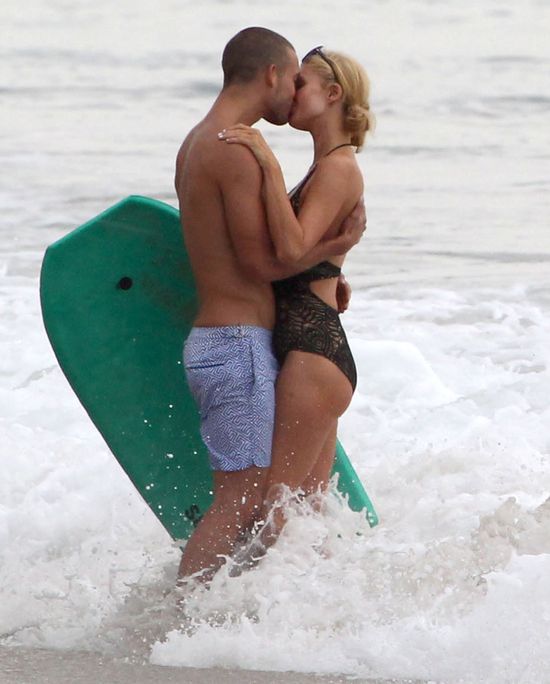 Paris Hilton przyłapana z tajemniczym przystojniakiem (FOTO) Paris Hilton przyłapana z tajemniczym przystojniakiem (FOTO)