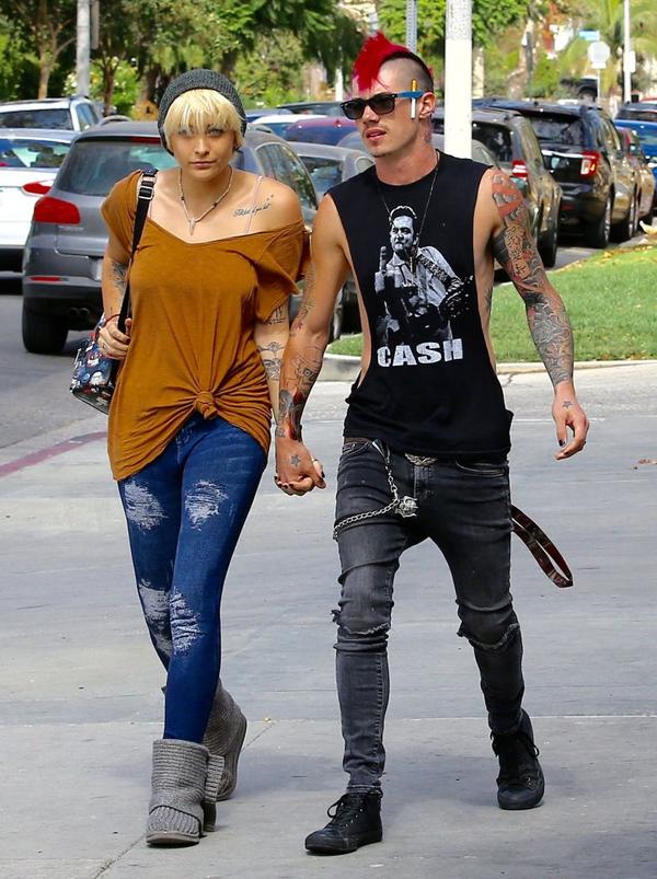 Córka wielkiej gwiazdy ma nowego chłopaka, który... (FOTO)