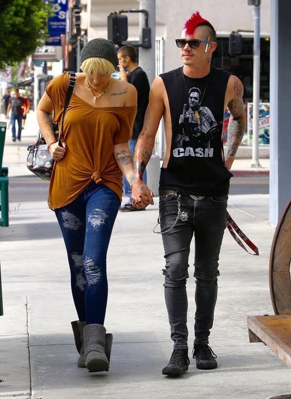 Córka wielkiej gwiazdy ma nowego chłopaka, który... (FOTO)