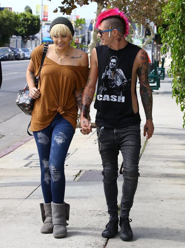 Córka wielkiej gwiazdy ma nowego chłopaka, który... (FOTO)