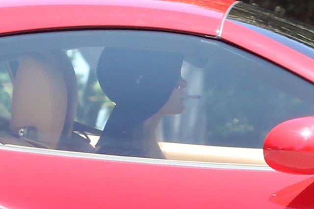 Paris Hilton pali marihuanę