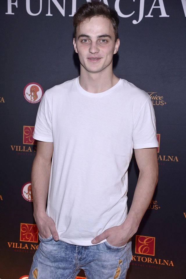 Patryk Grudowicz siedzi na pościeli, a fanki szaleją (Instagram)