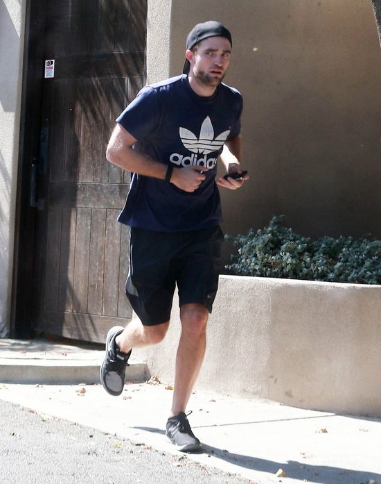 Co powiecie na spoconego i brodatego Pattinsona? (FOTO) Co powiecie na spoconego i brodatego Pattinsona? (FOTO)