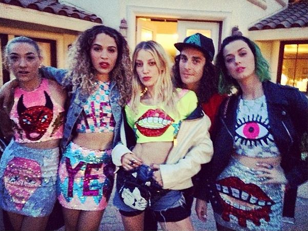 Katy Perry skacze z kwiatka na kwiatek?