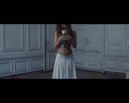 Monika Pietrasińska w mrocznym, ekscentrycznym klipie [VIDEO