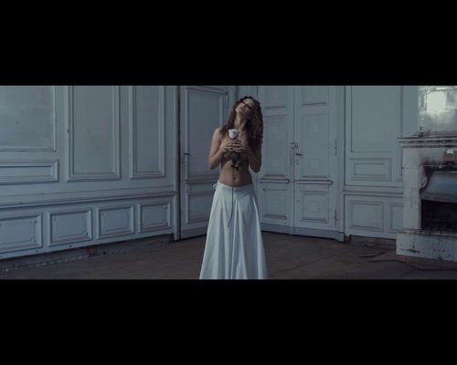 Monika Pietrasińska w mrocznym, ekscentrycznym klipie [VIDEO