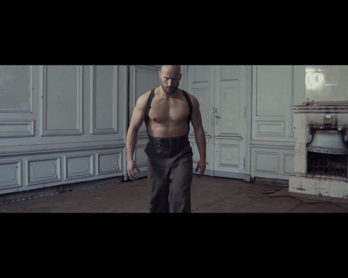 Monika Pietrasińska w mrocznym, ekscentrycznym klipie [VIDEO