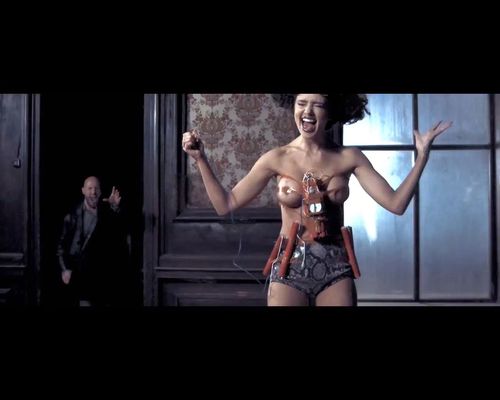 Monika Pietrasińska w mrocznym, ekscentrycznym klipie [VIDEO