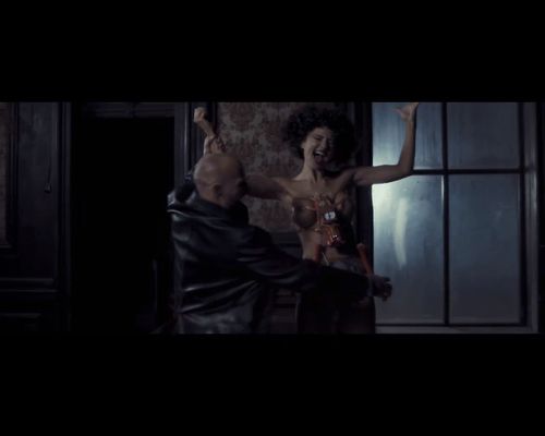 Monika Pietrasińska w mrocznym, ekscentrycznym klipie [VIDEO