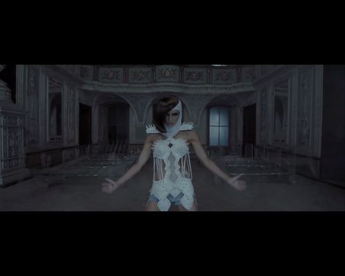 Monika Pietrasińska w mrocznym, ekscentrycznym klipie [VIDEO