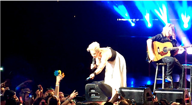 Pink pocieszała płaczącą dziewczynkę (VIDEO) Pink pocieszała płaczącą dziewczynkę (VIDEO)