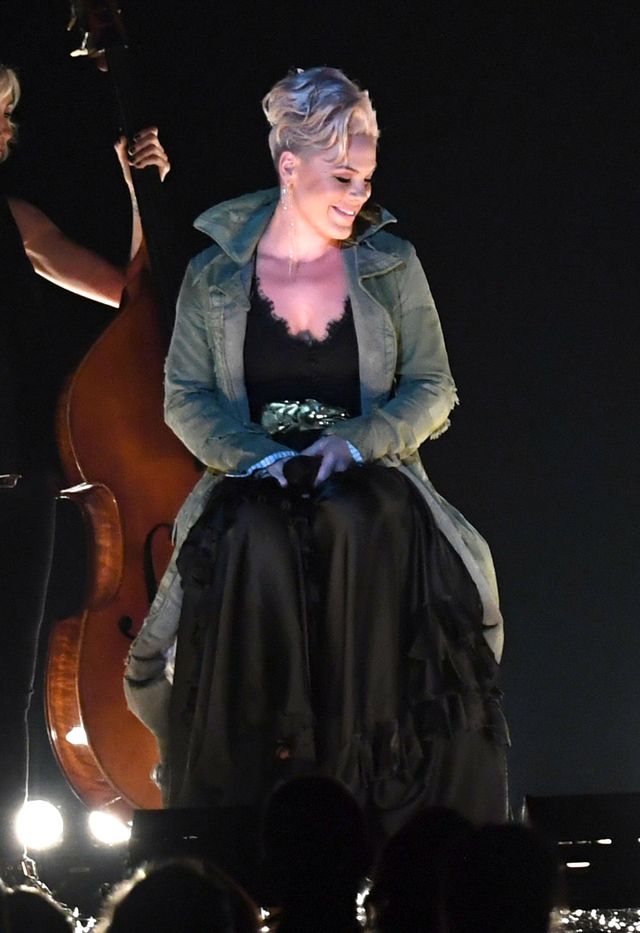 Pink w TAKIEJ sukni? Na gali CMA Awards wyglądała pięknie (ZDJĘCIA)