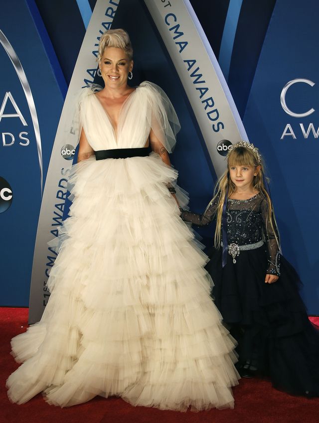 Pink w TAKIEJ sukni? Na gali CMA Awards wyglądała pięknie (ZDJĘCIA)