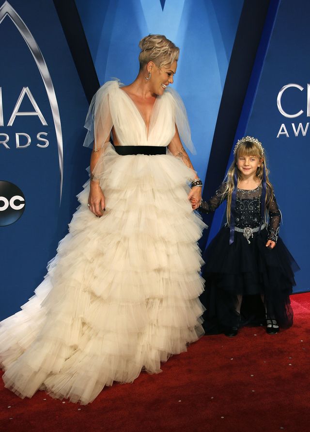 Pink w TAKIEJ sukni? Na gali CMA Awards wyglądała pięknie (ZDJĘCIA)