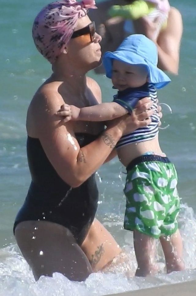 ONA nie przejmuje się, że jej figura nie jest gotowa na LATO (ZDJĘCIA)