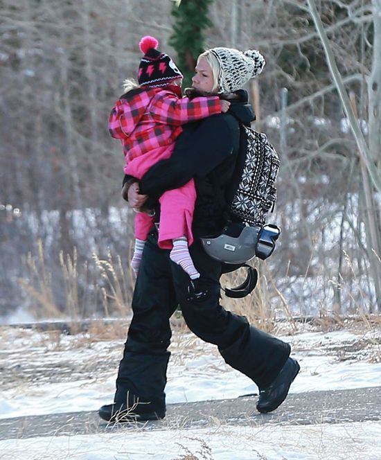 Pink zabrała córkę na stok boso! (FOTO)