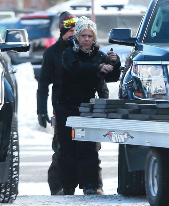 Pink zabrała córkę na stok boso! (FOTO)