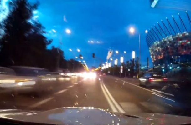 Pirat drogowy z Warszawy pobudza wyobraźnię internautów