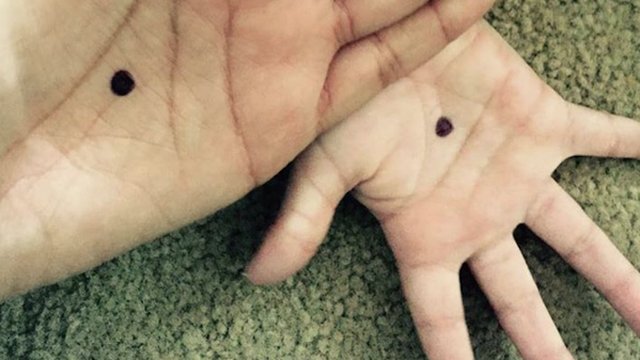 Kobieta namalowała jedynie na dłoni kropkę…