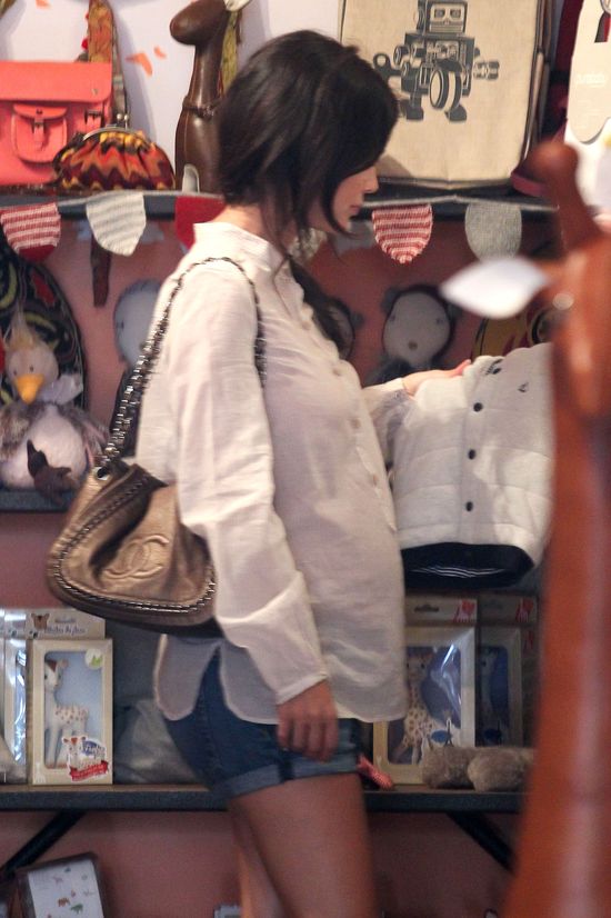 Rachel Bilson wybiera ciuszki dla swojego maleństwa (FOTO) Rachel Bilson wybiera ciuszki dla swojego maleństwa (FOTO)