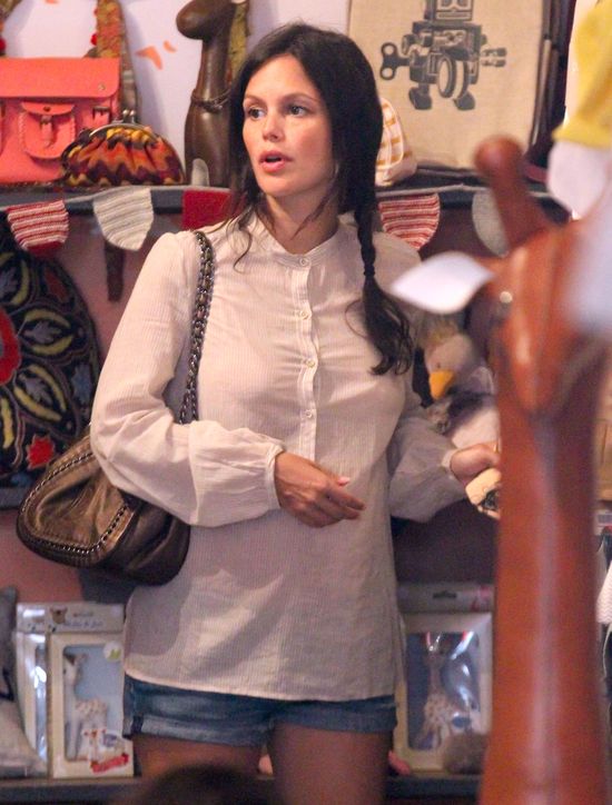 Rachel Bilson wybiera ciuszki dla swojego maleństwa (FOTO)