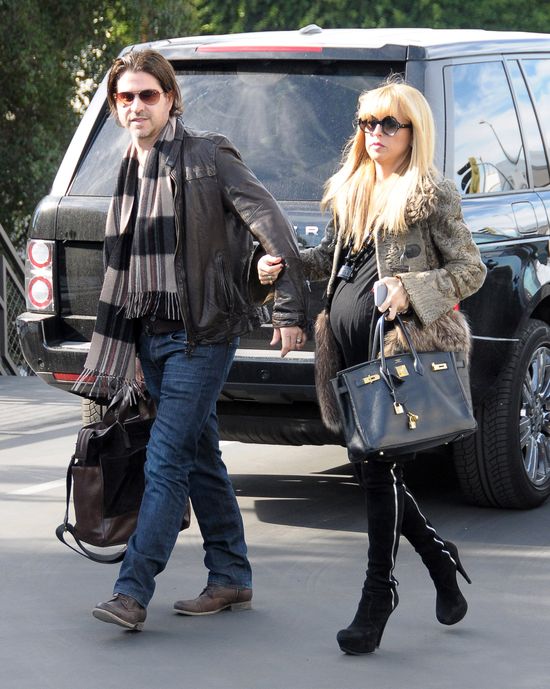 W 9 miesiącu ciąży i na takich obcasach?! (FOTO)