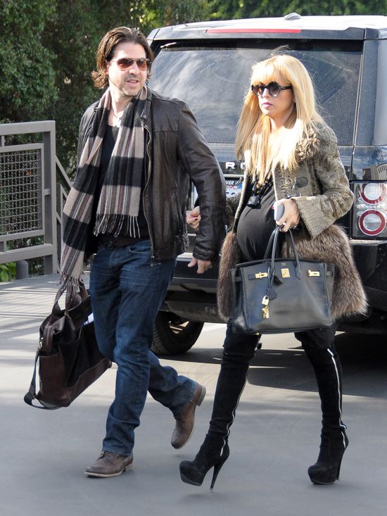 W 9 miesiącu ciąży i na takich obcasach?! (FOTO)