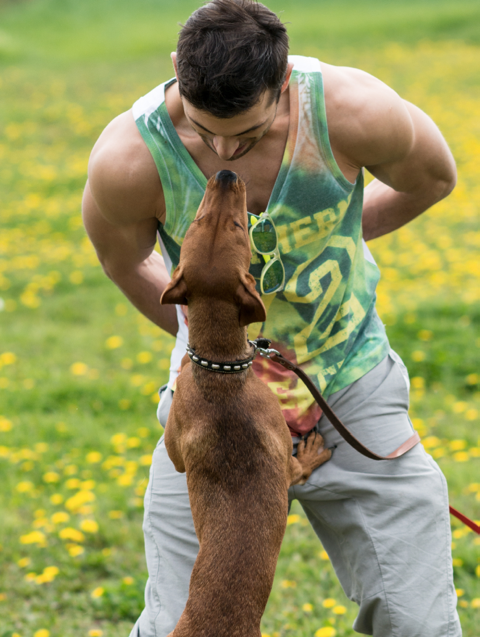 Rafał Maślak bez koszuli i pod krawatem (FOTO) Rafał Maślak bez koszuli i pod krawatem (FOTO)