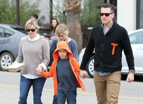 Reese Witherspoon z rodziną, czyli jak przekraczać jezdnię