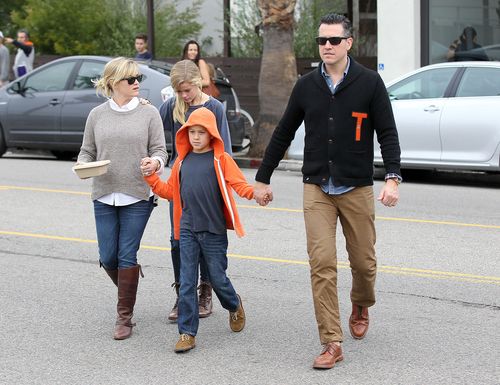 Reese Witherspoon z rodziną, czyli jak przekraczać jezdnię