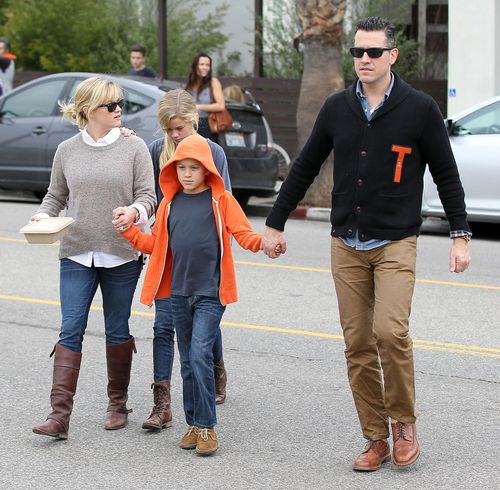 Reese Witherspoon z rodziną, czyli jak przekraczać jezdnię