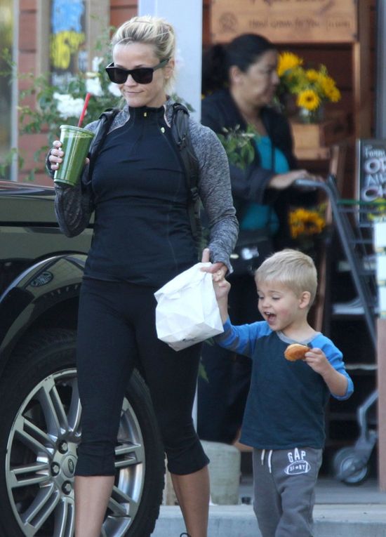 Mama popija zdrowy koktajl, synek zajada pączka (FOTO)
