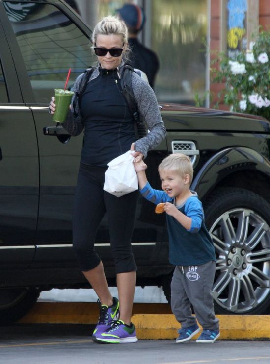 Mama popija zdrowy koktajl, synek zajada pączka (FOTO)