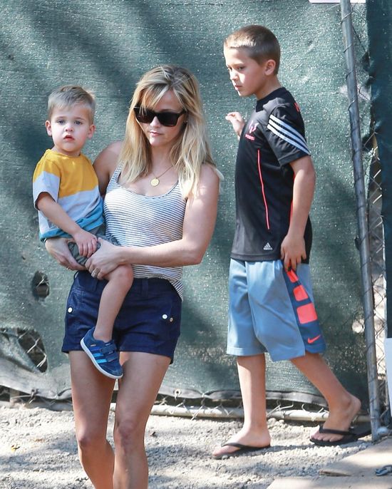 Reese Witherspoon przyłapana z całą rodziną (FOTO)