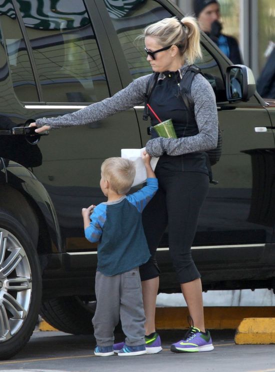 Mama popija zdrowy koktajl, synek zajada pączka (FOTO)