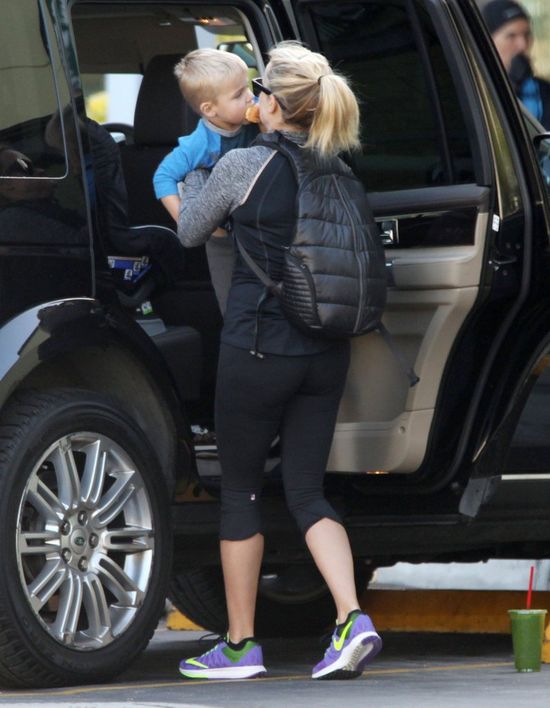 Mama popija zdrowy koktajl, synek zajada pączka (FOTO)