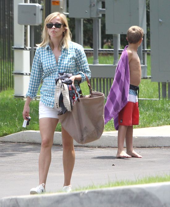 Reese Witherspoon wypoczywa na basenie