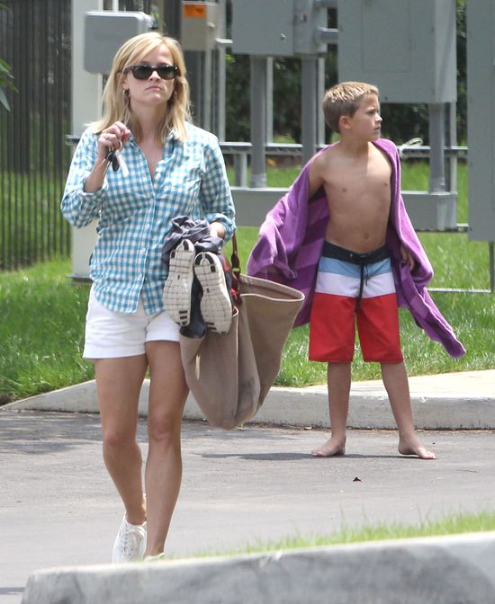 Reese Witherspoon wypoczywa na basenie