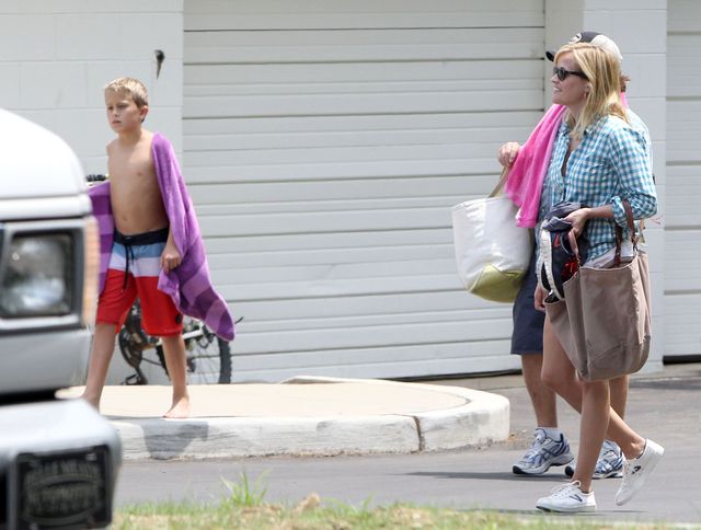 Reese Witherspoon wypoczywa na basenie