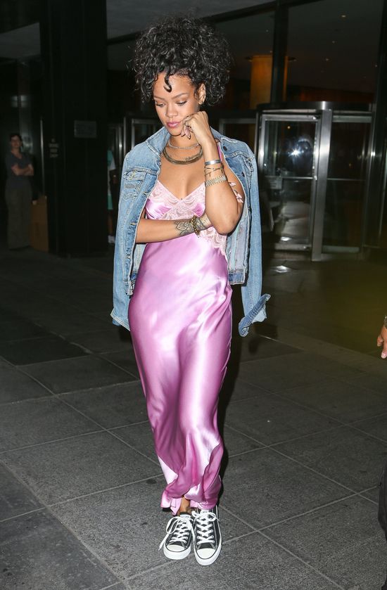 Ikona stylu wytoczyła się na ulicę w koszuli nocnej (FOTO) Ikona stylu wytoczyła się na ulicę w koszuli nocnej (FOTO)